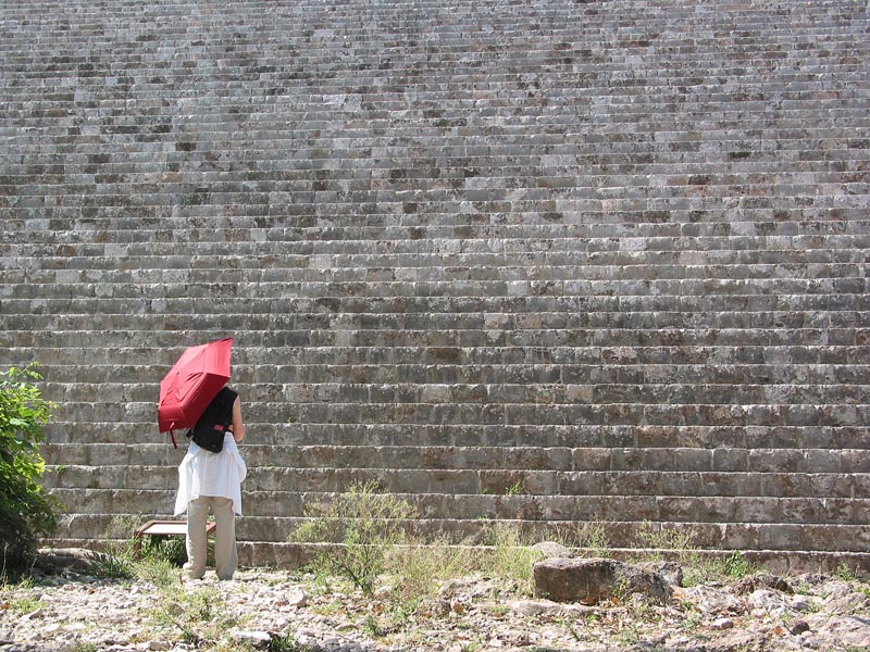 uxmal-paraguas-escaleras-593