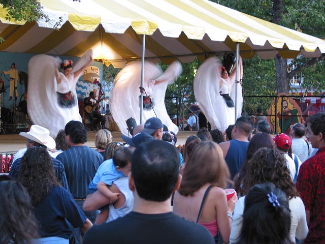 fiesta-plaza-dancers-167