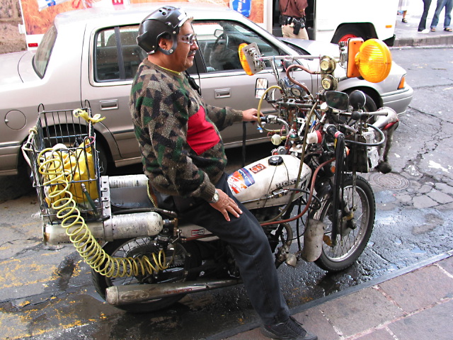 morelia04-calle-moto_3142.jpg