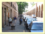 morelia04-calle-limpiando-acueducto_2721.jpg