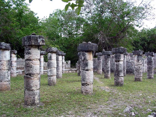 chchen-itza-pillars-0359