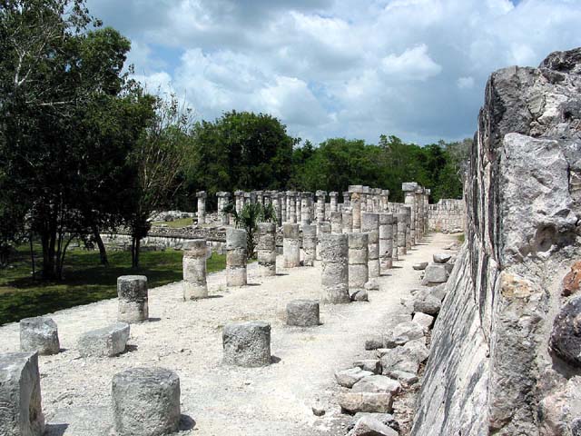 chchen-itza-pillars-0375