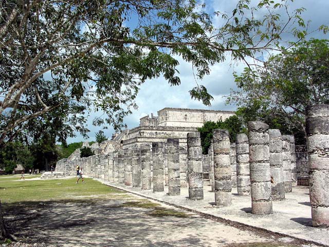 chchen-itza-pillars-f-0380
